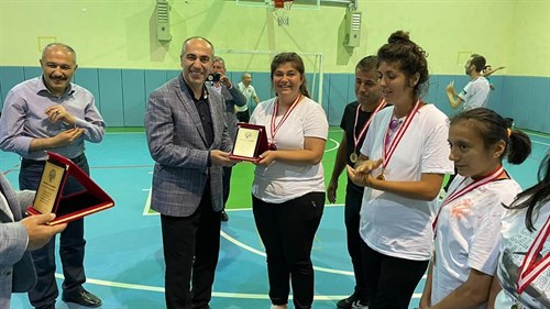 Kaymakamımız Sn. Ümit ALTAY, Çaydeğirmeni Belediye Başkanlığı tarafından düzenlenen 3.Etap Toki Voleybol Dostluk Turnuvası final maçını izledi.